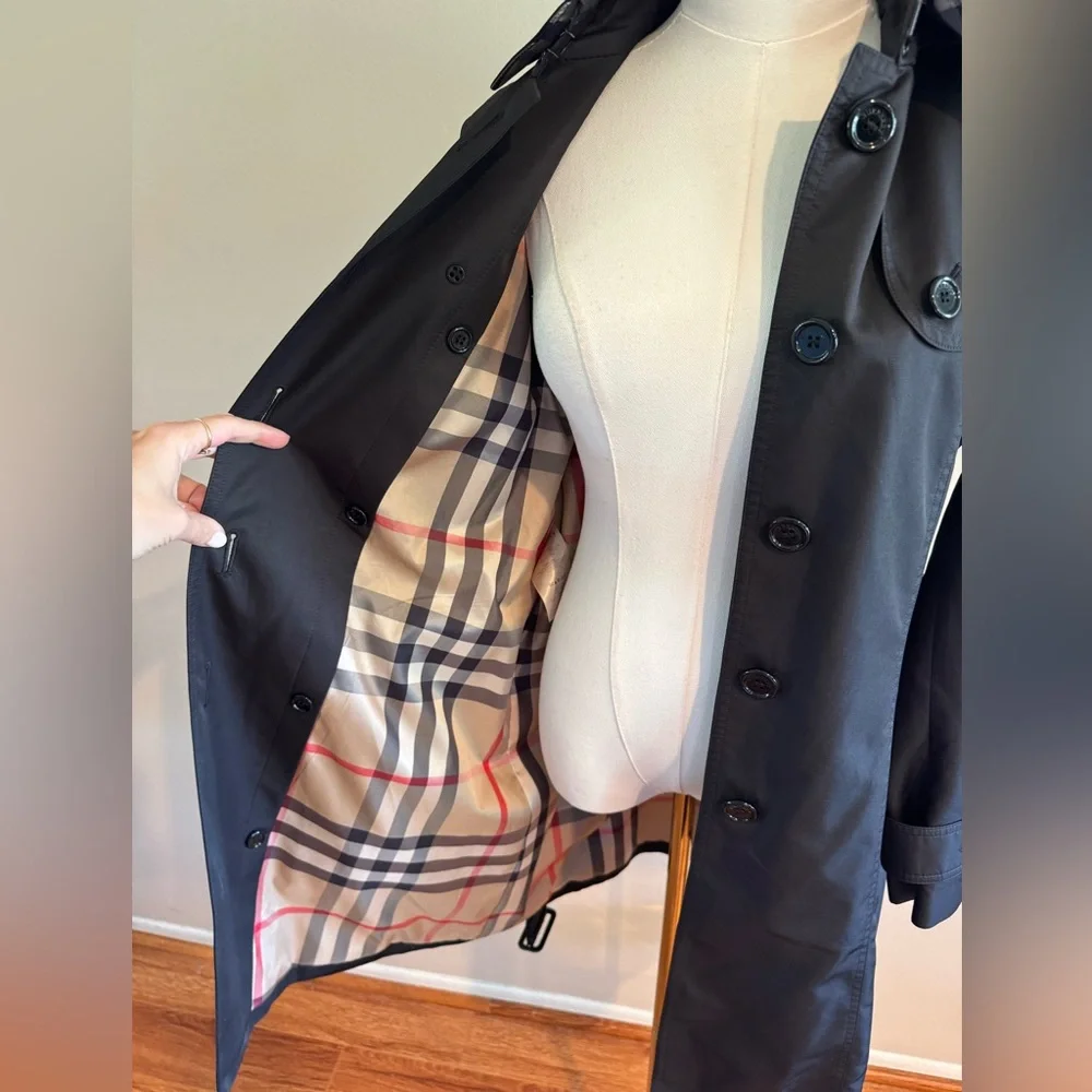 Burberry Black Coat with Detachable Hood and Belt - Picture 8 of 17
